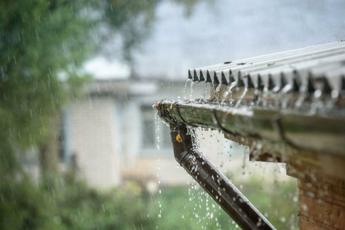 Den seneste sommermåned har budt på regn og skybrud, og det har skabt problemer for mange boligejere. Foto: Gettyimages.