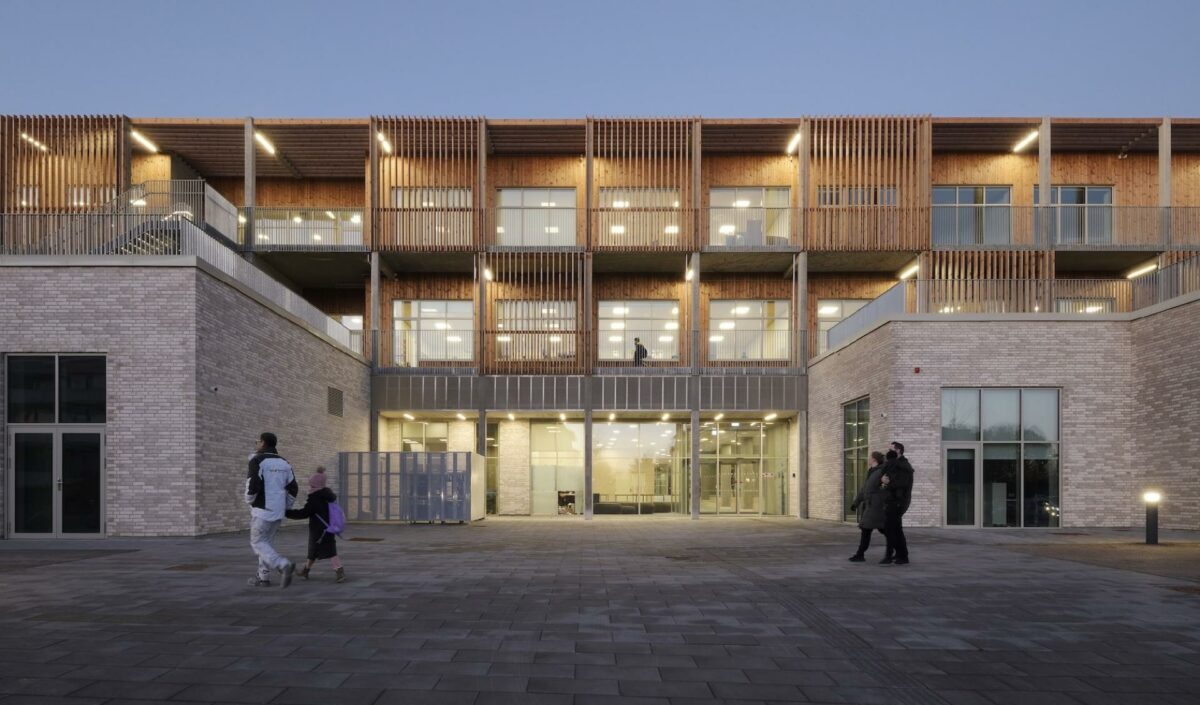 Børne- og Kulturhuset er placeret centralt på det nye kulturstrøg i byen. Kulturstrøget fortsætter ind gennem huset, og på den måde bliver bygningen en del af kvarterets daglige liv. Foto: Martin Schubert