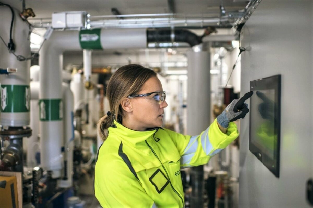 Leveringen af serviceydelser til Schneider Electrics begynder i Danmark til september.