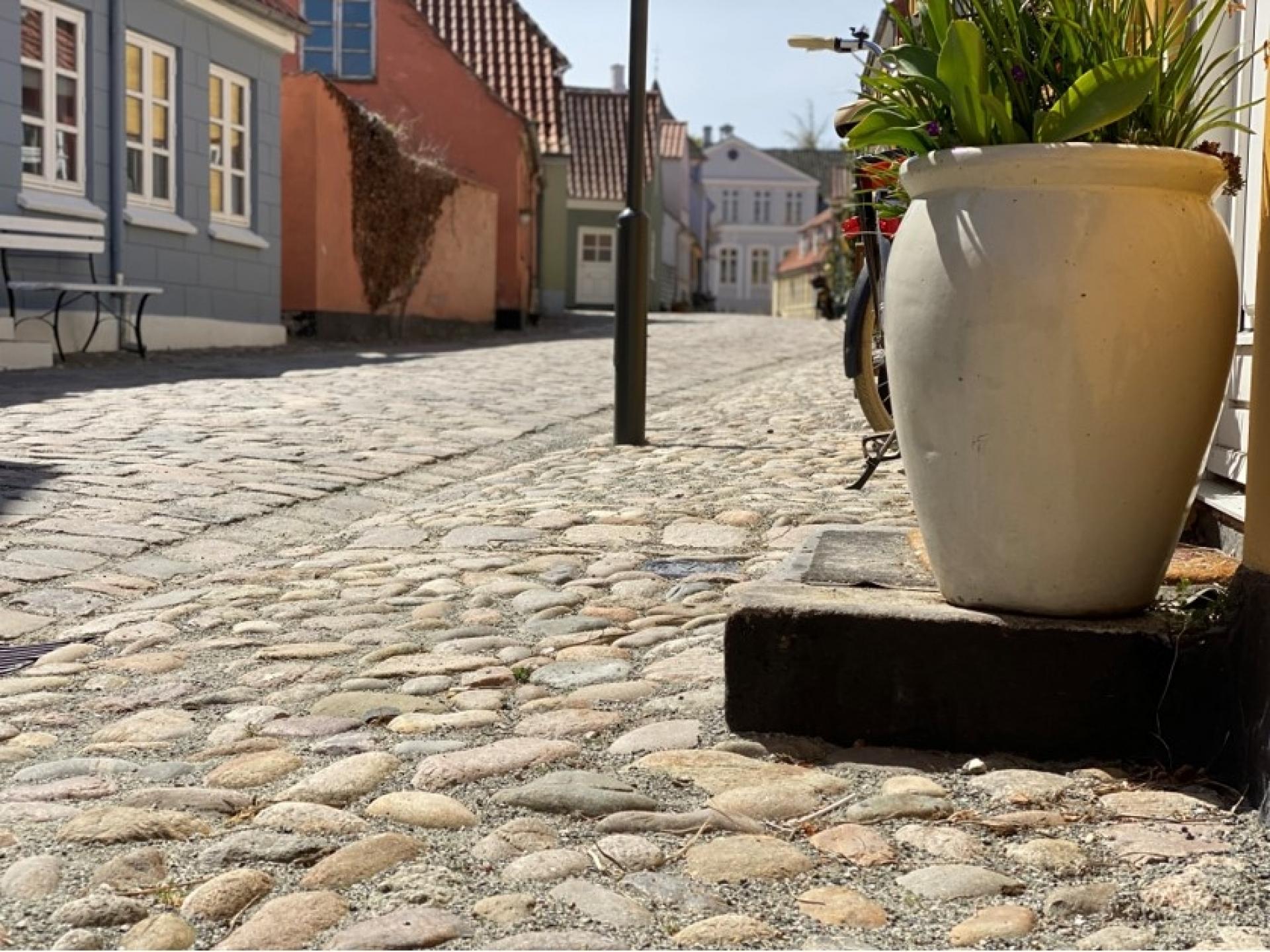 Belægningerne på byvejen Ramsherred i Rudkøbing er udført af Brdr. Hansen Sallingelunde fra Ringe. Foto: Brolæggerlauget