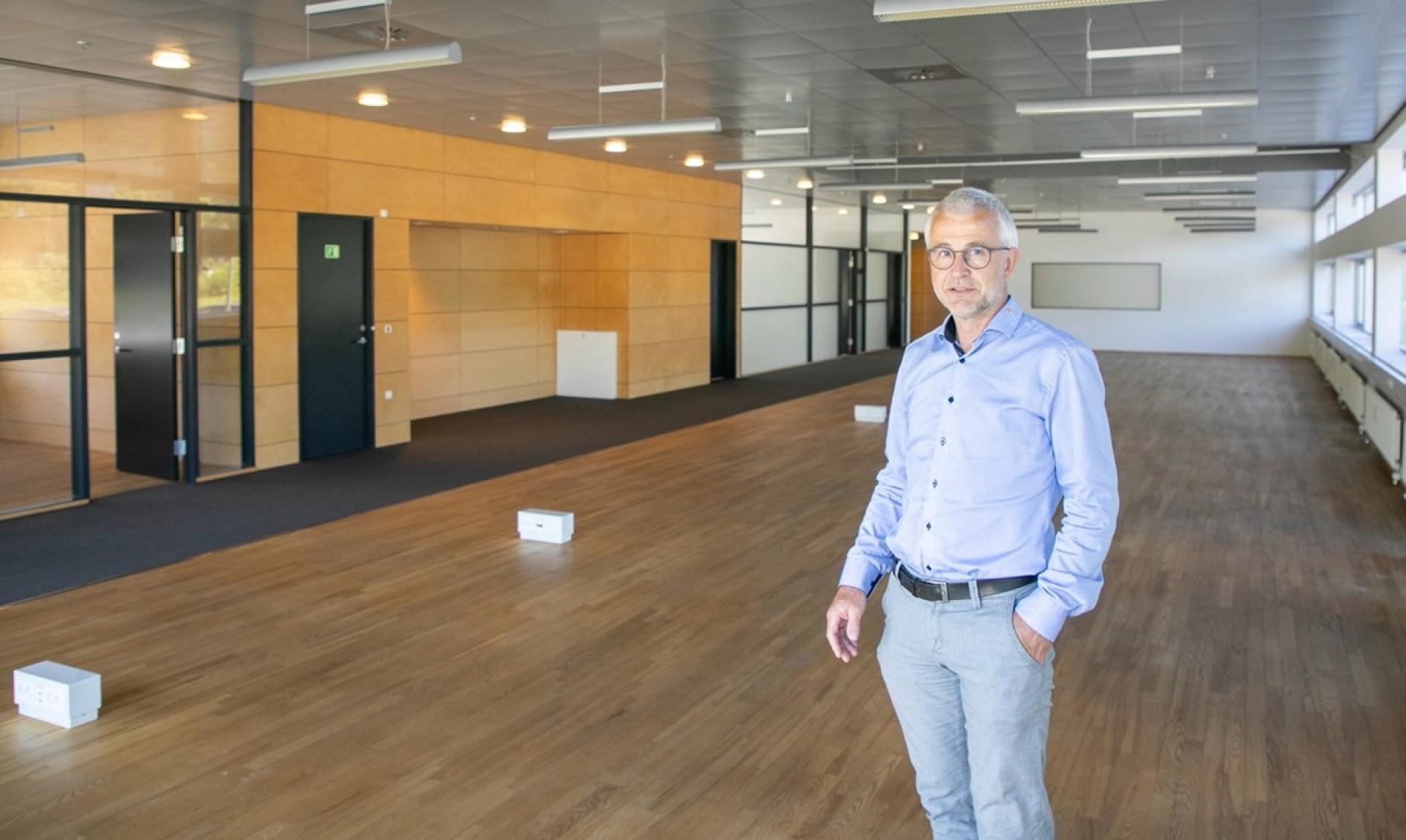 Benny Maagaard, direktør Teknik og Design i JCN Bolig, i det 500 kvm store lokale, der fremadrettet skal benyttes som testcenter, vidensbank og udstillingslokale indenfor bæredygtigt boligbyggeri. Foto: JCN Bolig