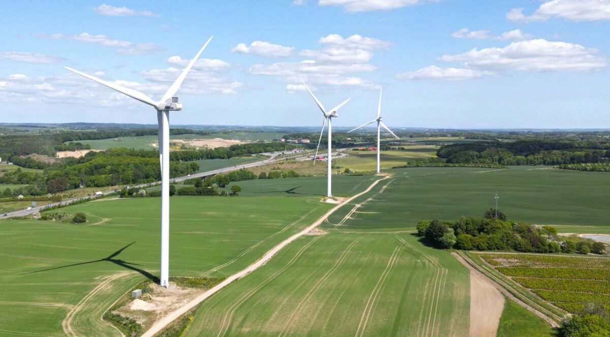 Der er allerede fungerende vindmøller i Skanderborg Kommune - her ved Thorsminde. Dertil er planarbejdet for to konkrete solcelleprojekter i gang. Planlægningen omkring de to projekter fortsætter sideløbende med arbejdet med udpegningen af mulige placeringer til fremtidige VE-anlæg. Foto: Skanderborg Kommune