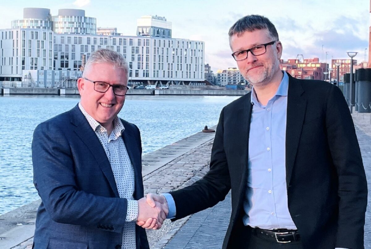 Koncerndirektør i MT Højgaard, Henrik Mielke (tv.) og koncerndirektør hos Nordic Wood Industries, Thomas Raunsbæk, gav håndslag på salget af Scandi Byg i januar. Nu har konkurrencemyndighederne sagt god for salget.