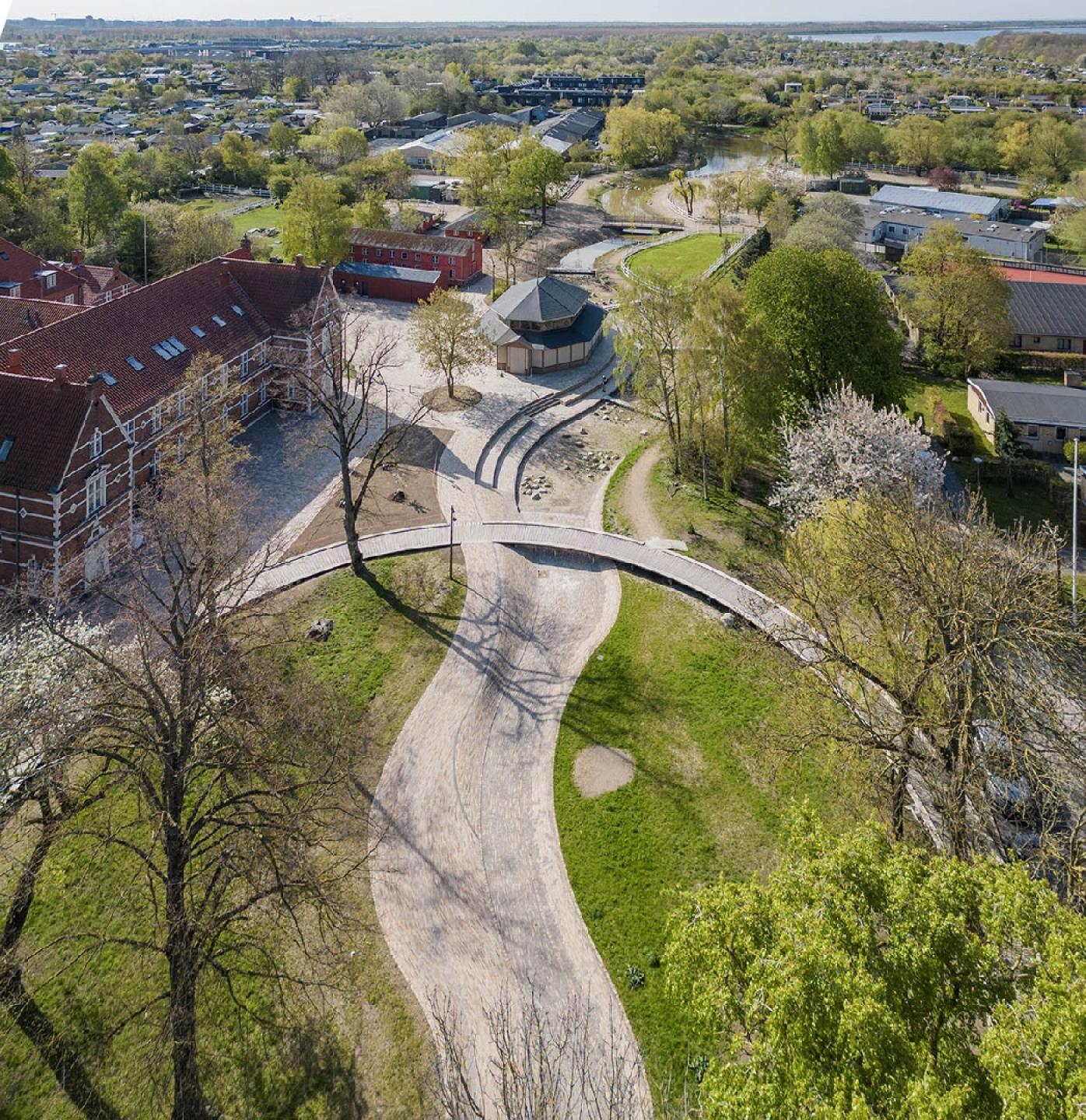 Det store Sydhavnsløft' (Københavns Kommune) er en del af Områdefornyelse Sydhavn, som samtænker udviklingen af metro-forpladser, skolegårde, boliger, bynatur m.m. herunder Karens Minde Aksen med klimasikringsstrategi og skybrudsplaner. Foto: Carsten Ingemann.