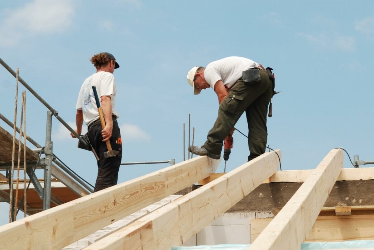 Ny opgørelse viser, at antallet af påbegyndte og fuldførte boliger faldt med hhv. 25 % og 17 % fra første til andet kvartal 2023. Foto: Gettyimages.
