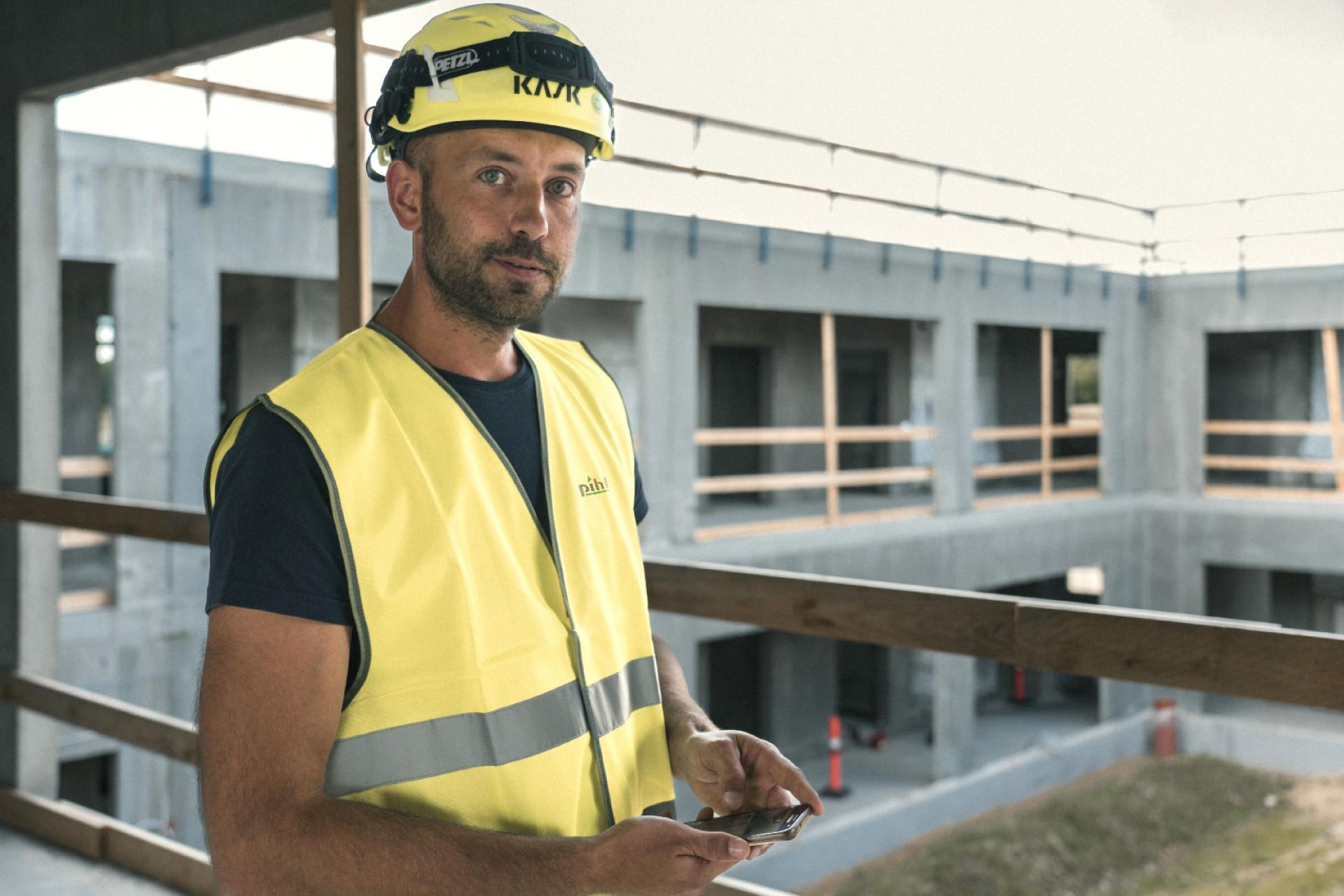 - Vi er stolte over nu at have afleveret et byggeri, der bidrager til at sikre ældre medborgere det bedst mulige ældreliv - og så er det dejligt at vide, at de flytter ind i et DGNB Guld-certificeret byggeri - og et hjem man kan se sig selv i, når den tid kommer, siger projektchef Kim Christiansen.