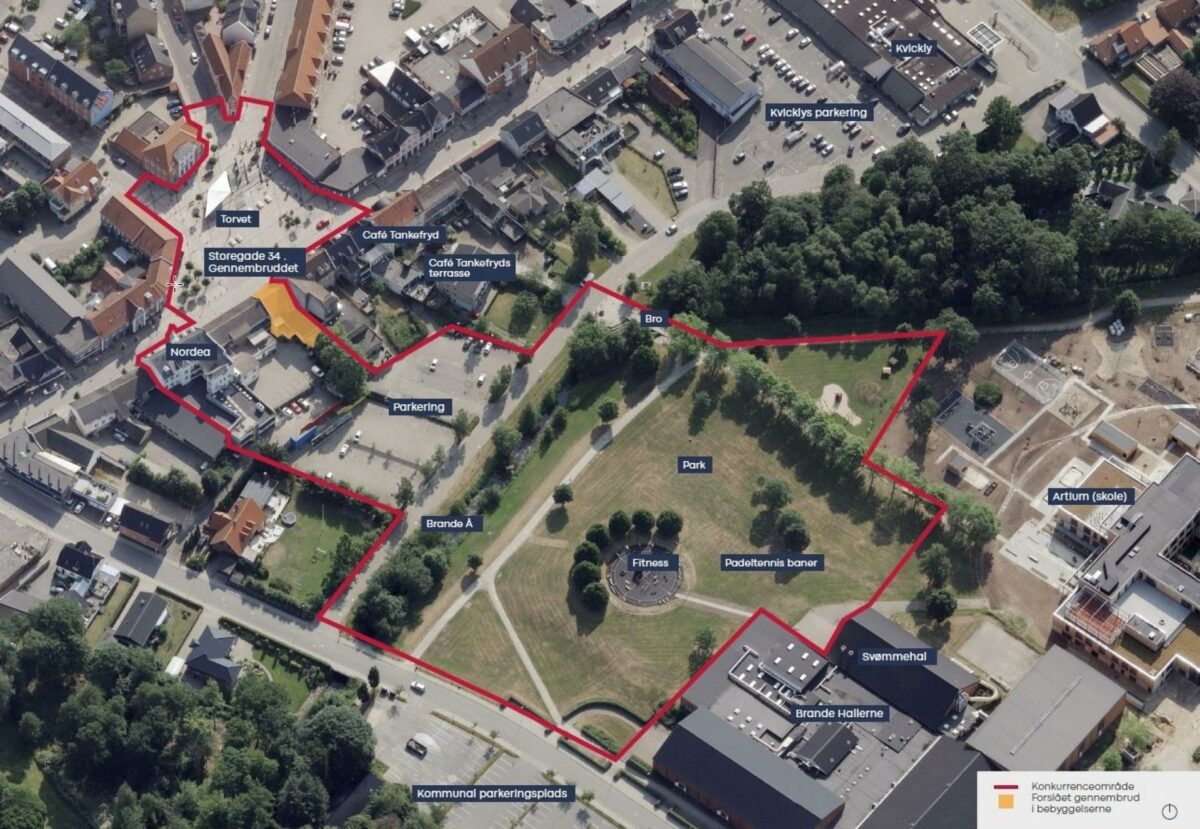 Der er bl.a. forslag om at gennembryde bebyggelserne i Storegade 34 (orange), så byen fremadrettet ikke er så opdelt. Dertil skal bl.a. naturen, Brande Å og kunst have en fremtrædende plads i den nye gennembrudte by. Foto: Ikast-Brande Kommune