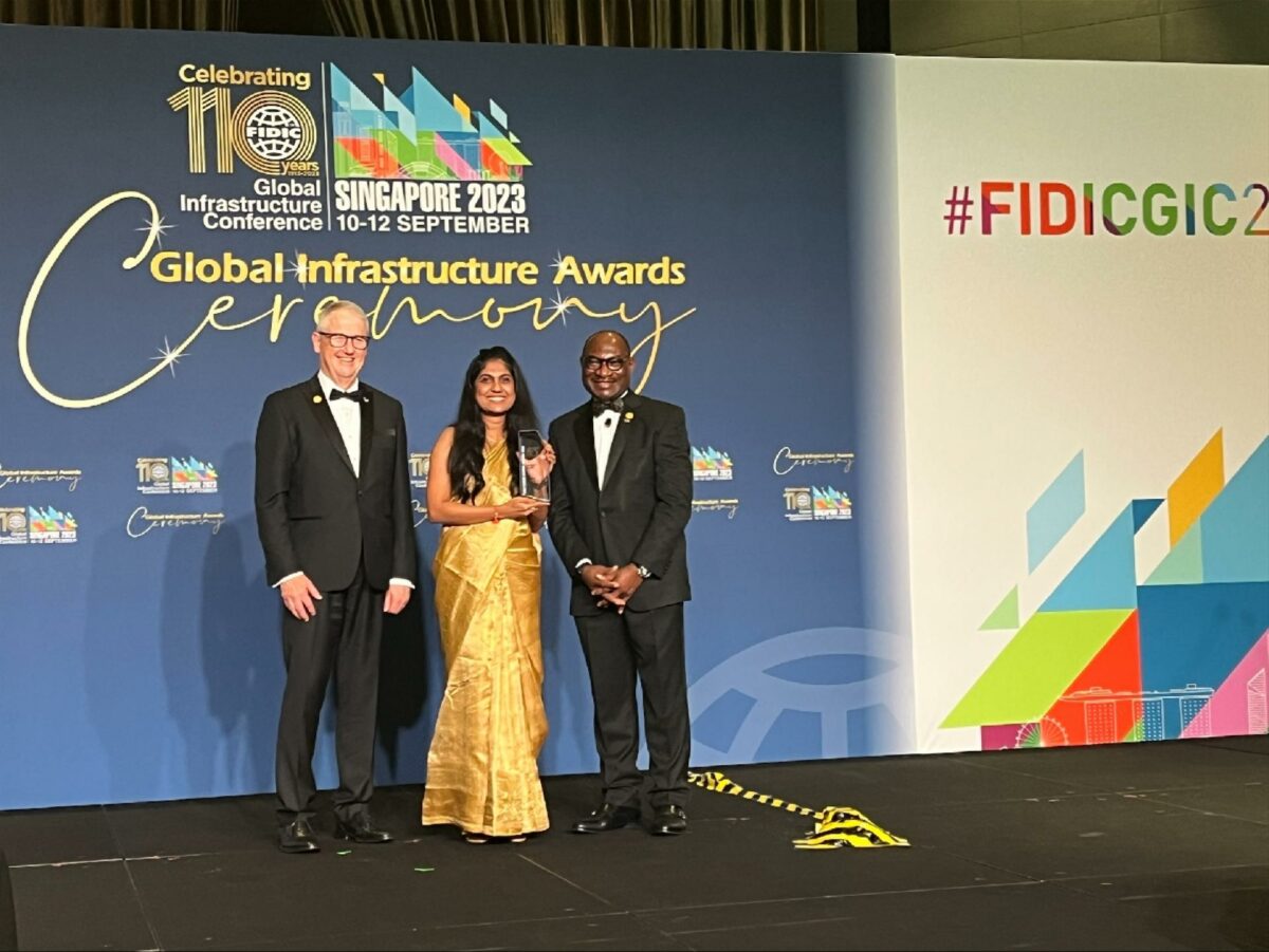 Jyothsna Amrith får overrakt prisen af FIDIC President Tony Barry og FIDIC CEO, Nelson Ogunshakin. Foto: FRI.