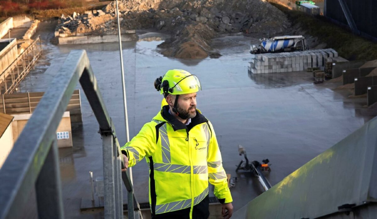 - Der ligger råstoffer af høj kvalitet i beton fra udtjente bygninger og overskudsbeton - det bør vi anvende, før vi tærer mere på jordens ressourcer, siger adm. direktør Casper Mathiasen, Unicon.