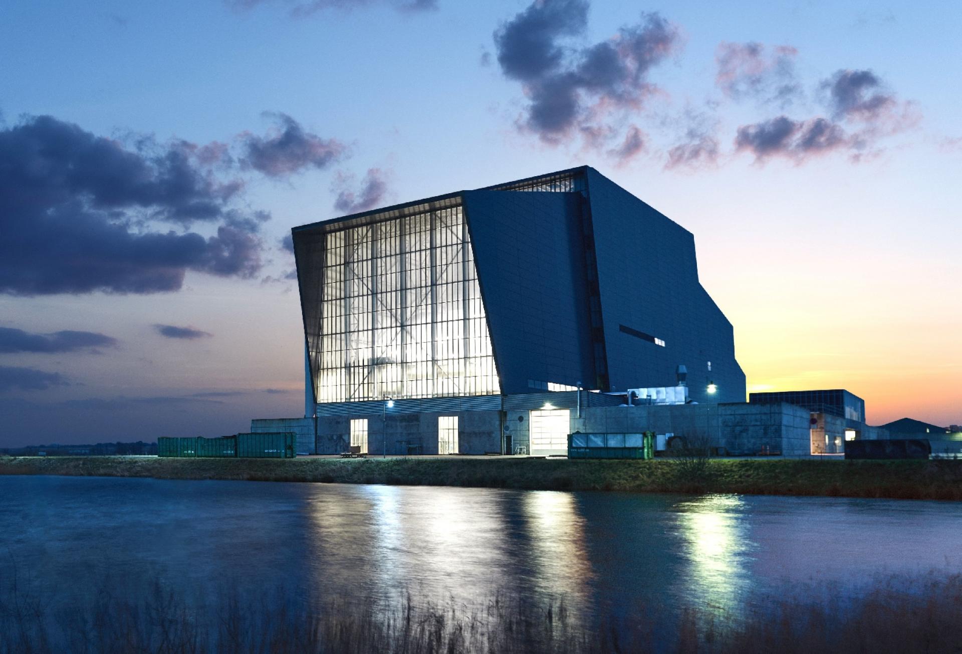 L90 i Esbjerg er et forbrændingsanlæg, der står som et vartegn og et eksempel på, hvad resultatet kan blive, når der arbejdes med arkitekturen ifm. industrielt bygningsværk. Foto: Kenneth Stjernegaard.