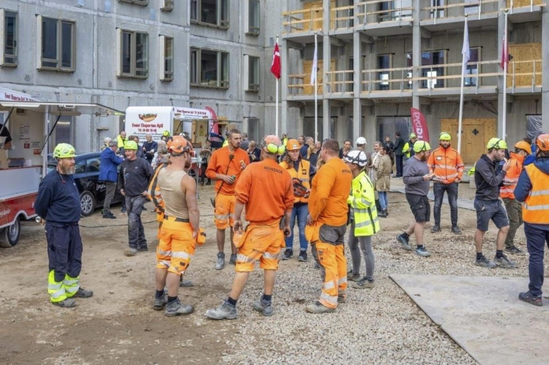 Traditionen tro inviterede bygherrerne PFA og OK-Fonden på pølser, burgere og sodavand for håndværkere og andre, der er med til at realisere boligbyggeriet.