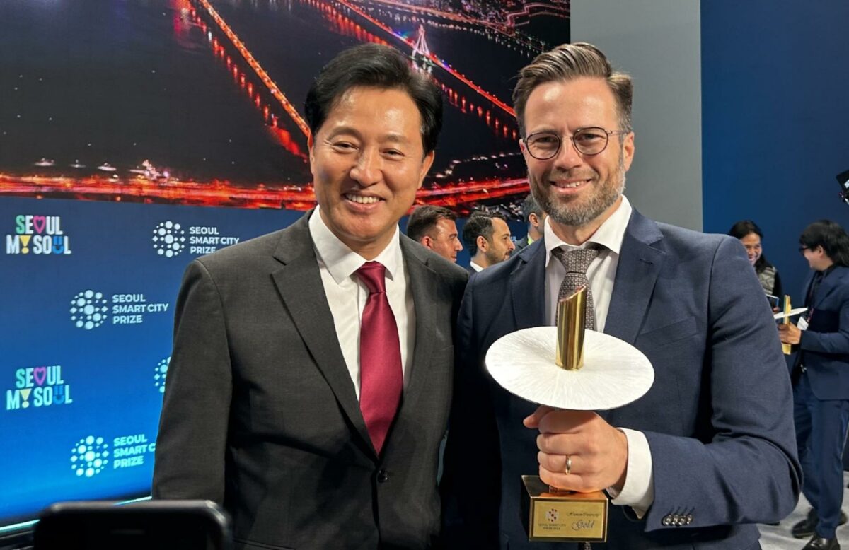 Borgmester i Seoul, Oh Se-hoon, overrakte hovedprisen til sin kollega fra Odense, Peter Rahbæk Juel (th.).