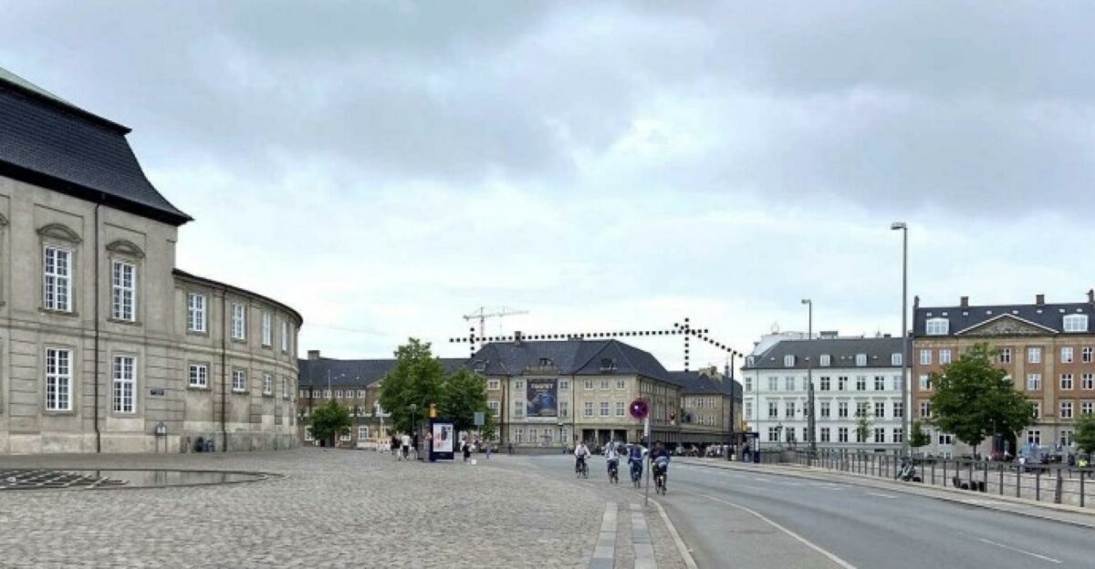 Den stiplede linje viser mulighedsrummet for en stedvis forhøjelse, der kan undersøges i arkitektkonkurrencen. Projektforslagene må som udgangspunkt maksimalt udnytte 80 % af det viste mulighedsrum. Illustration: Slots- og Kulturstyrelsen