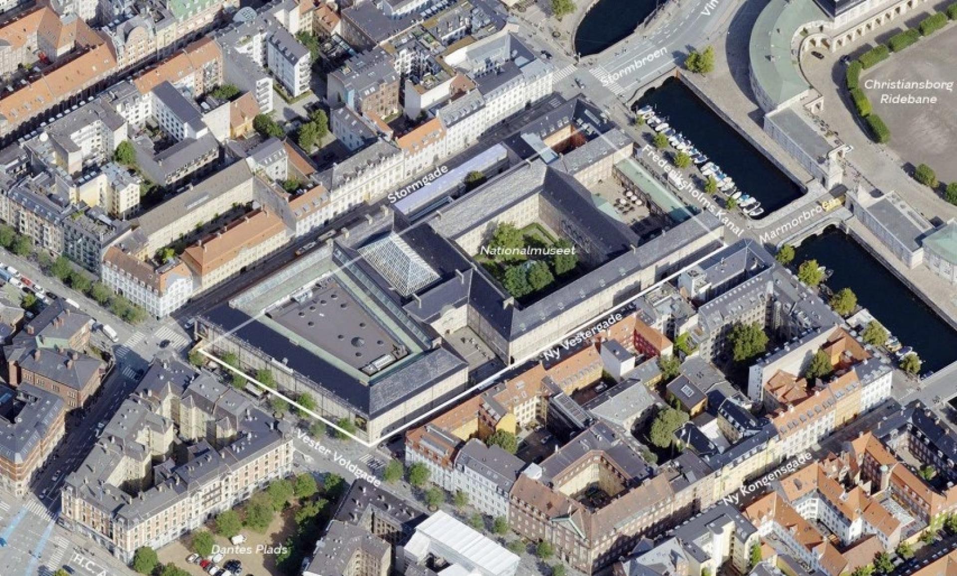 Der er ikke meget plads at udvide på omkring Nationalmuseet. Derfor lægges der bl.a. op til, at der kan udvides i højden enkelte steder. Dertil skal Palæhaven og Palægården bevares som uderum og gøres tilgængelige for publikum. Foto: Styrelsen for dataforsyning og infrastruktur