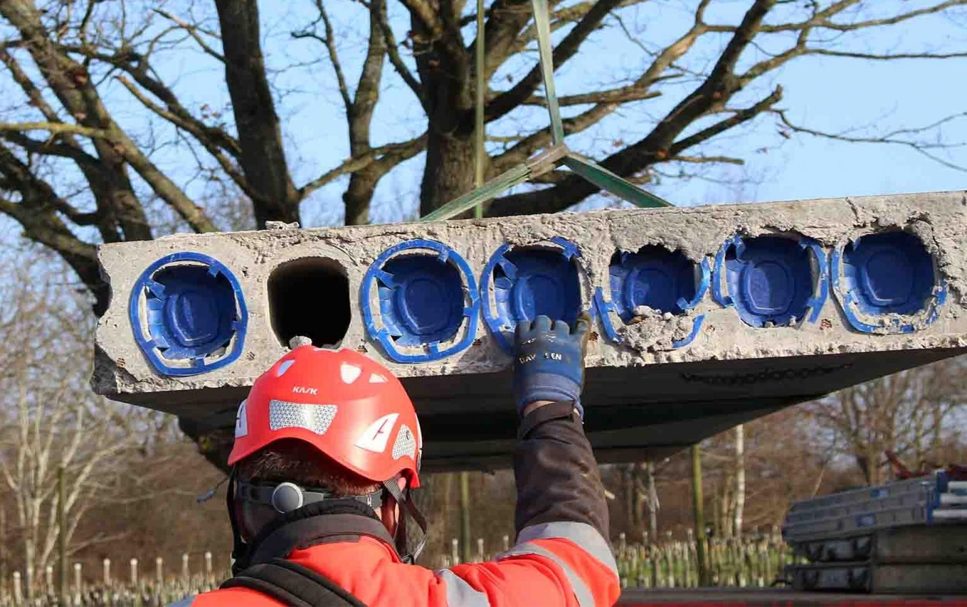 Der bliver også fjernet hele betondæk fra blokkene i Gellerupparken. Foto fra et tidligere projekt: Teknologisk Institut