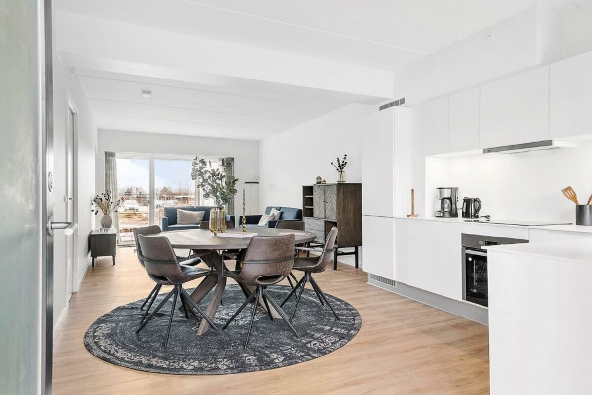 Boligerne varierer fra 54 til 120 m2 og er med privat terrasse, altan eller fransk altan.
