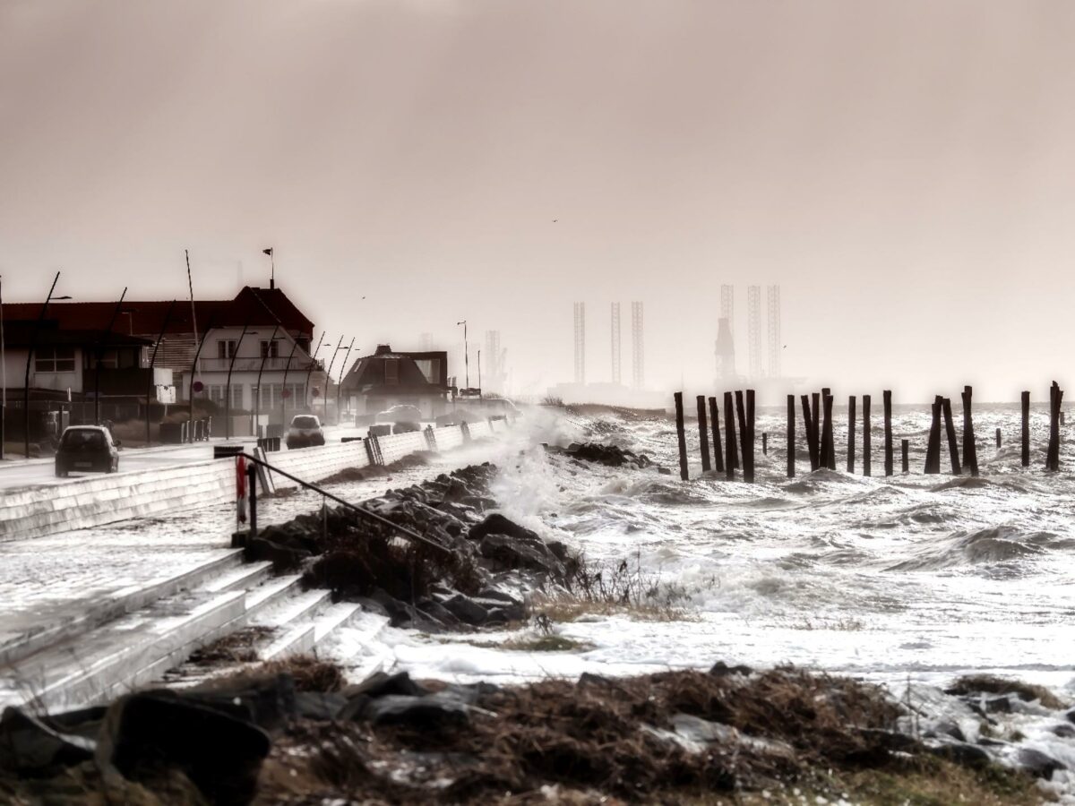 Efter sidste uges stormflod har regeringen præsenteret en klimatilpasningsplan, men ifølge FRI lever indholdet ikke op til forventningerne. Foto: Gettyimages.