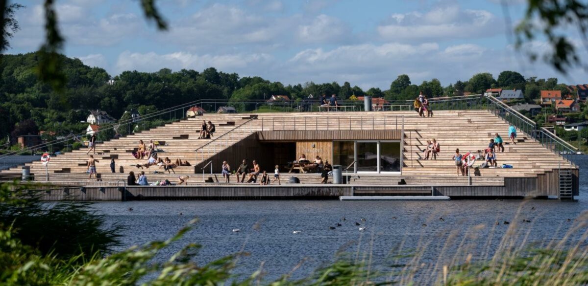 Bybadet blev indviet i juni 2021 og har siden været et centralt samlingspunkt omkring Søtorvet i Skanderborg, der omfatter både Bybadet og Kulturløberen. Foto: Per Bille