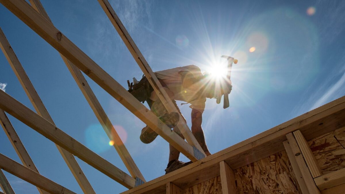 Danskerne skal have mere ud af at gå på arbejde, lyder det fra regeringen, der netop har fremlagt sit forslag til en skattereform. Foto: Gettyimages.