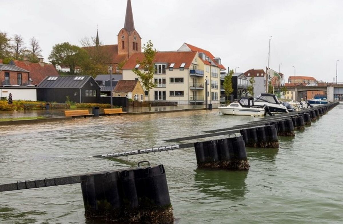 Vandstanden i Sønderborg nåede på et tidspunkt op på 209 centimeter over almindelig vandstand under stormfloden i oktober. Flere diger og dæmninger langs kysten kunne ikke holde vandet ude. Foto: Sønderborg Kommune