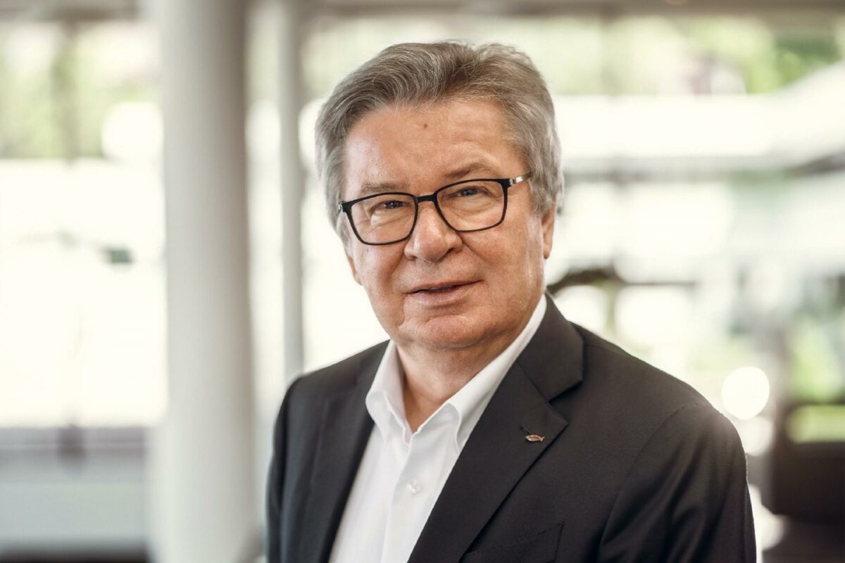 Ejer af virksomhederne i Fischer-koncernen, professor Klaus Fischer, ser, efter at have nået omsætningsmilepælen på en milliard euro, ind i en fremtid med fortsat vækst og innovation.