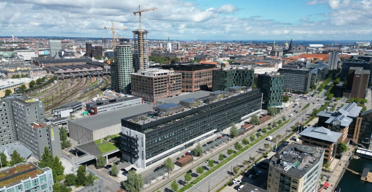 Kammeradvokatens nye domicil på Kalvebod Brygge er nu på danske hænder, efter AP Ejendomme har erhvervet bygningen sammen med Codanhus på Frederiksberg. Foto: Cbre