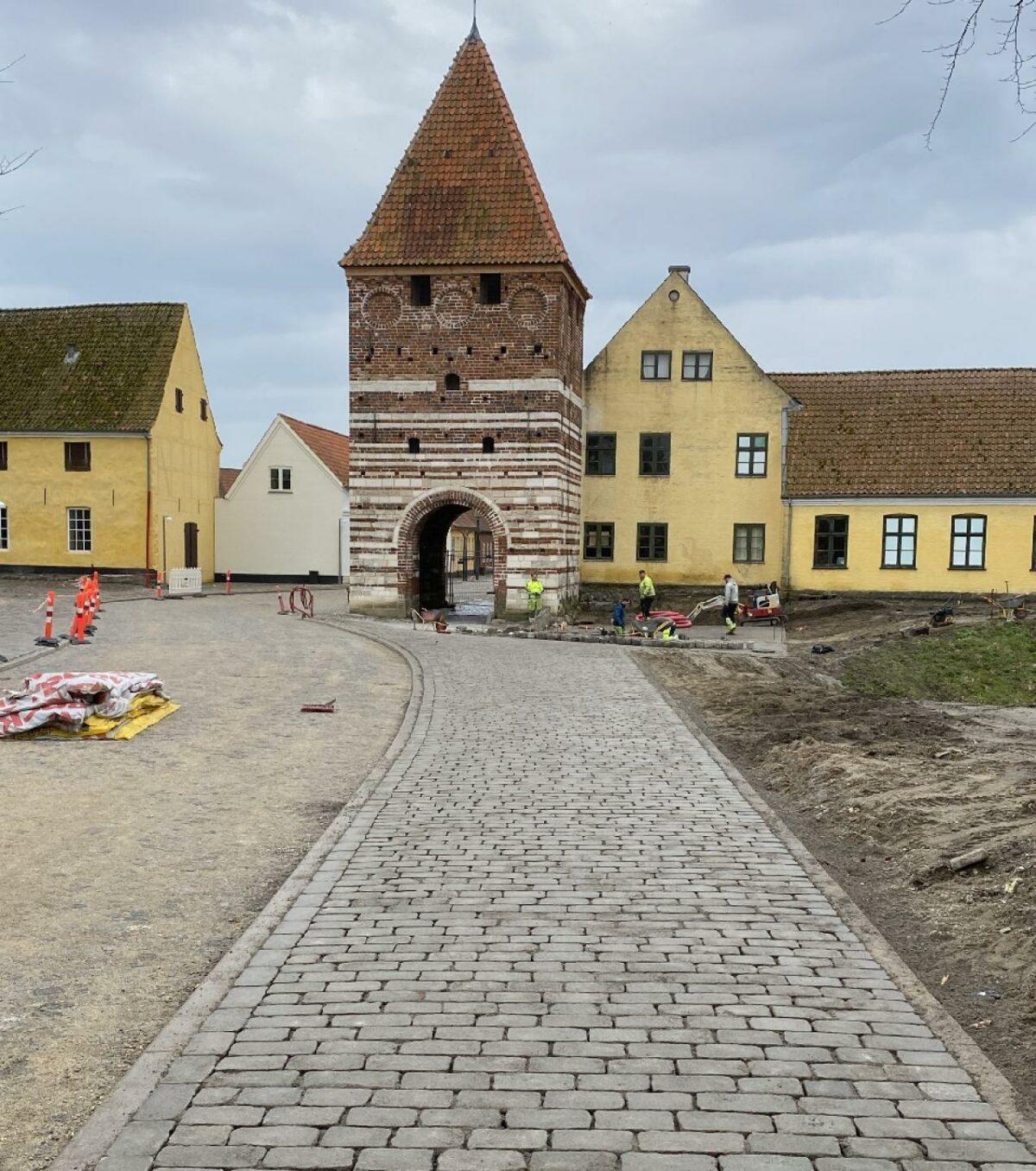 Vejen forbi Mølleporten er sat med chaussésten i et bueforbandt, og den kombinerede cykel- og gangsti med tracé igennem porten er sat i gamle, nordiske brosten i varierende størrelser. Arkivfoto: Brolæggerlauget