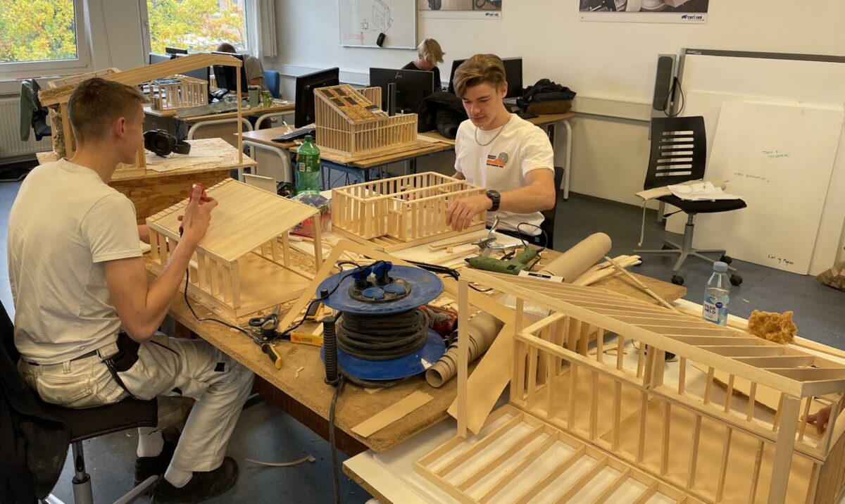 Arbejdsstyrken skrumper, og vi kommer til at mangle mange faglærte i årene som kommer. Særligt flere tømrerlærlinge som disse bliver der brug for. Arkivfoto: Next Rødovre