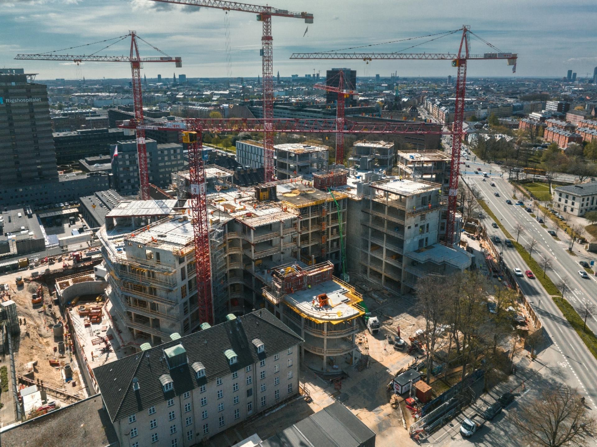 Byggeriets form symboliserer to hænder, der ligger ovenpå hinanden og strækker fingrene ud mod omverdenen.