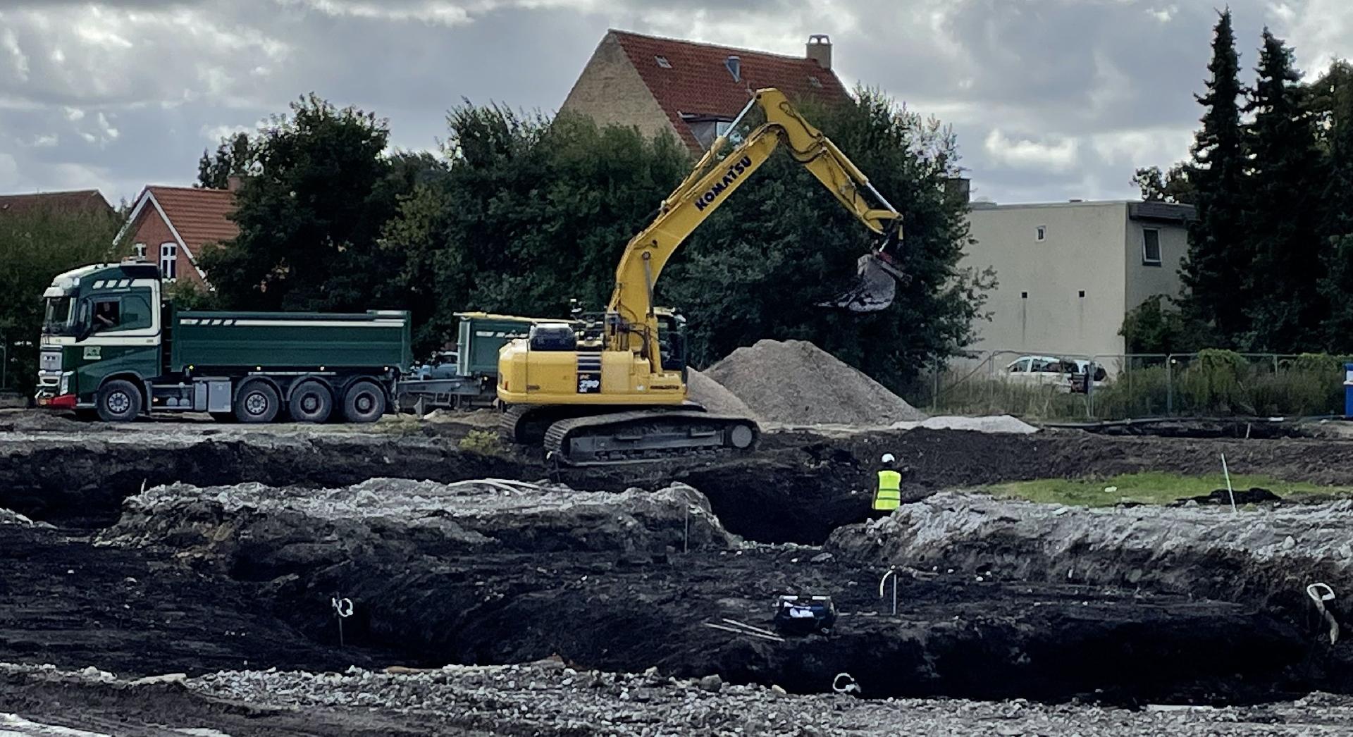 Byggegrunden på Åmosevej måtte bl.a. renses for forurening, hvilket var medvirkende til, at opstarten på byggeriet blev forsinket. Byggegrunden var tidligere gratis p-plads for bl.a. medarbejdere i det nærliggende Slotsarkaderne. Foto: Louise S. Strøbech