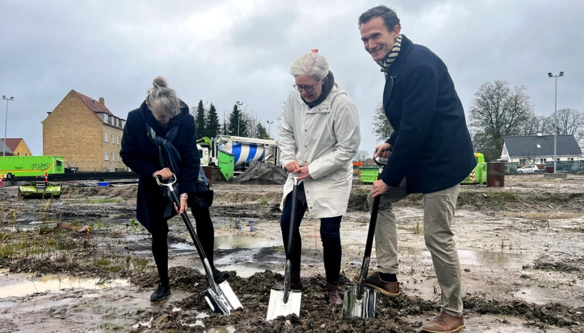 Anette Fogh (tv.), næstformand i Nordsjællands Almene Boligselskab, borgmester i Hillerød Kommune, Kirsten Jensen, og Rasmus Jessing, byggedirektør i KAB, var alle med til at tage første spadestik til de første AlmenBolig+ i Hillerøds - og Nordsjælland. Foto: KAB