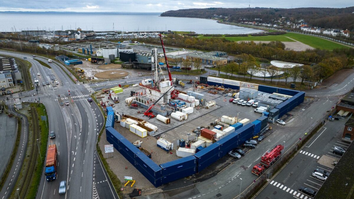 Boreriggen ankom til Sumatravej på Aarhus Havn i mindre dele og blev samlet på pladsen. Nu skal den hive 60-80 grader varmt vand op fra undergrunden. Foto: Kasper Hornbæk