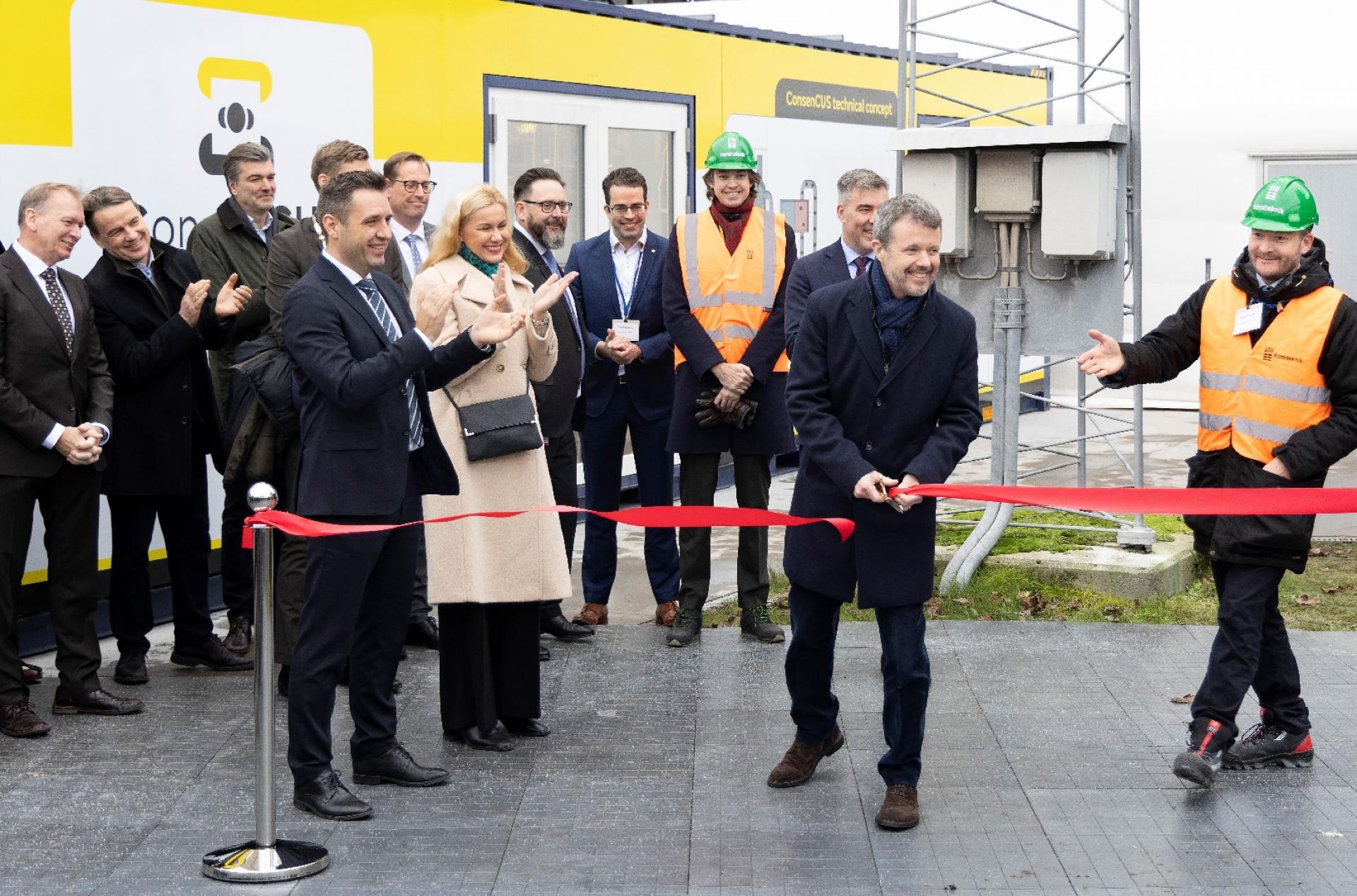 Hans Kongelige Højhed Kronprinsen har i dag indviet Aalborg Portlands nye CO2-fangstanlæg. Det nye anlæg er det andet CO2-fangst-anlæg, virksomheden tester. Det første blev indviet i 2022. Foto: Aalborg Portland