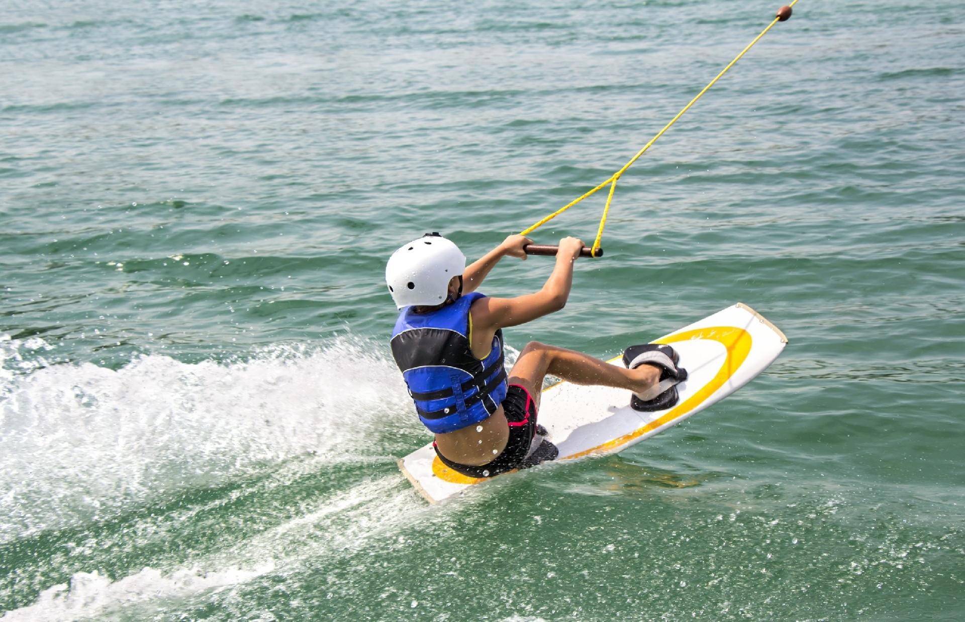 Wakeboard er en af de mange nye aktiviteter, som brugere af Aqtiv Esbjerg Strand kan glæde sig til, når anden fase af projektet står klar. Foto: Colourbox.