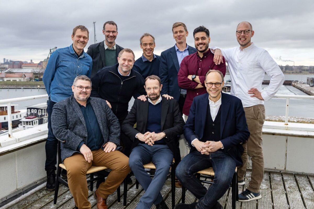 Stående fra venstre: Rasmus Stecher, Flemming L. Kristensen, Brian Cowell, Søren Hansen, Thomas Dahl, Ramzi E. Mansour, René Bukholt. Siddende fra venstre: Dennis Storm, Carsten Sindahl og Tomas Snog. Foto: Joshua Gross.