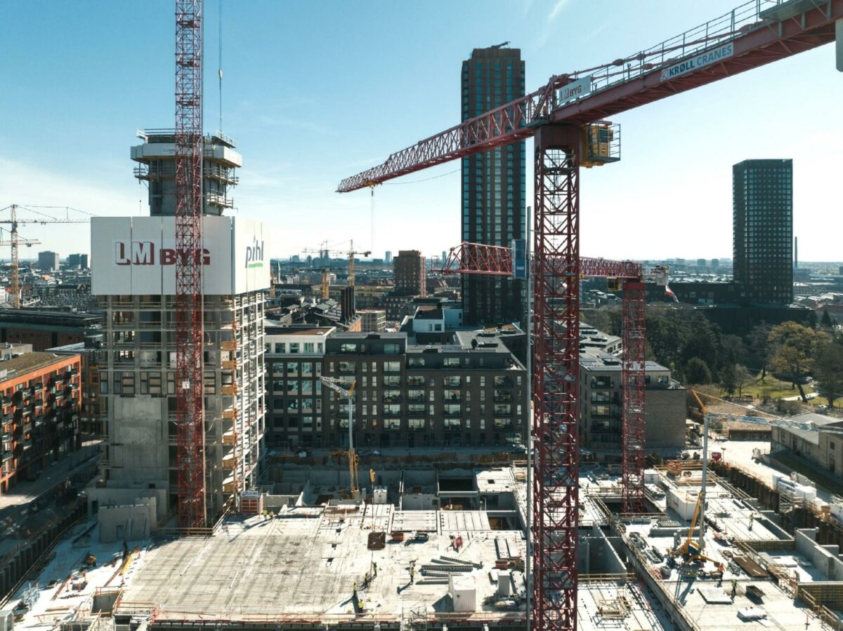 Med sine 80 meter står det høje betonskelet nu færdigt, efter at råhusentreprenøren LM Byg for nyligt støbte det øverste etagedæk.