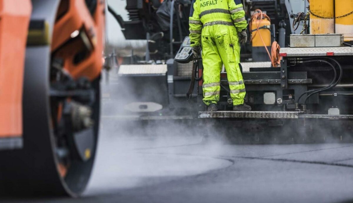 I 2024 vil Vejdirektoratet lægge et tillæg på 1.500 kr. på hvert ton CO2, der forventes forbrugt i tilbuddene på 10 større asfaltarbejder. En 'skyggepris' skal sortere de mest CO2-forbrugende tilbud fra. Foto: Vejdirektoratet. Foto: Vejdirektoratet.