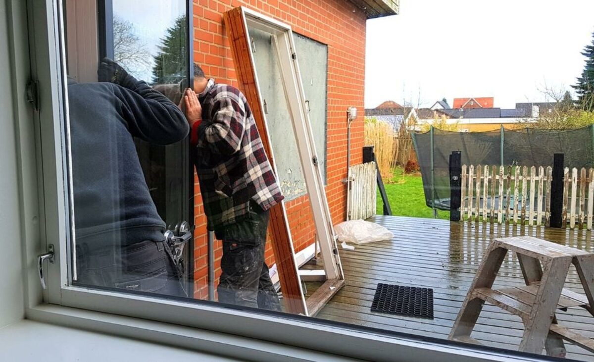 Udskiftning af gamle vinduer er en populær energiforbedrende løsning. Foto: Colourbox.