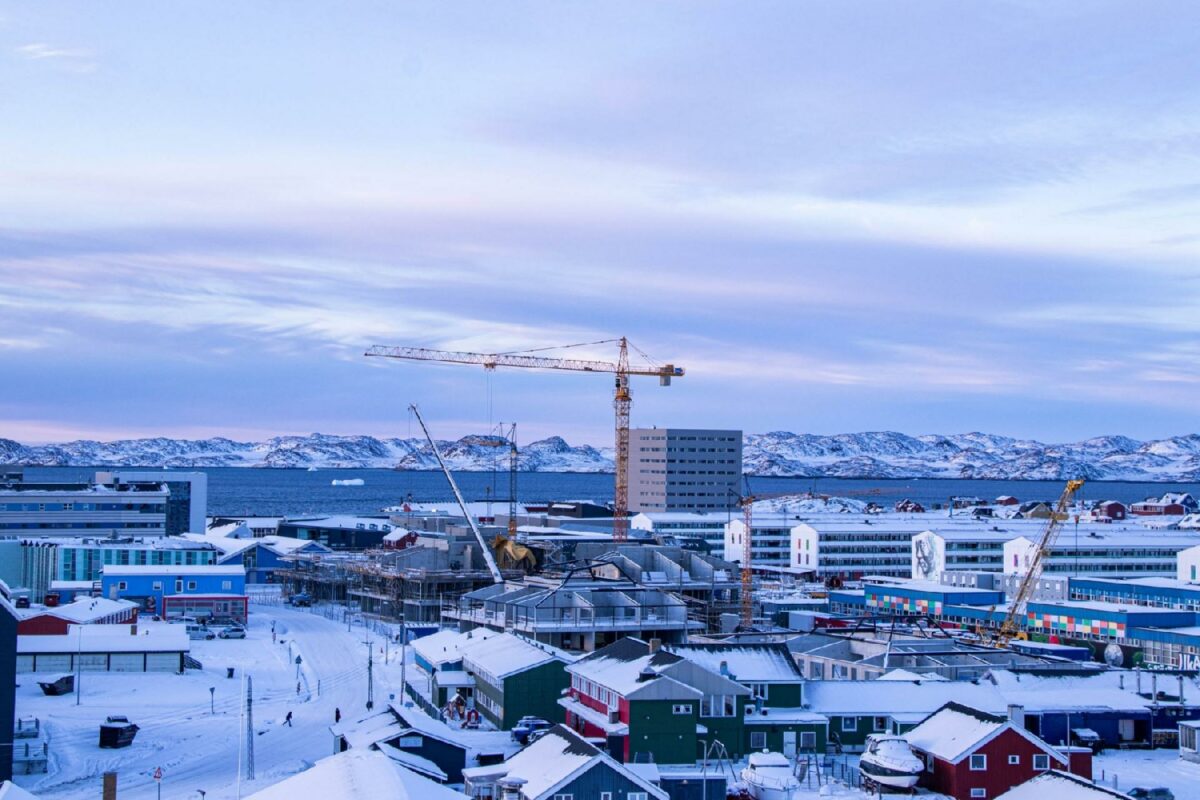 Lige nu er der fuld fart på byggeriet i Nuuk, hvor der mangler rigtig mange boliger. På Grønland kan man, som så mange andre steder i verden, mærke urbaniseringen, så der skal nye boliger til for at kunne absorbere tilvæksten af indbyggere.