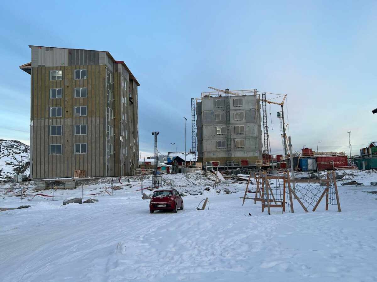 Det gældende grønlandske bygningsreglement fra 2006 trænger til en revidering samt opgradering. Det kommer til at rumme helt nye krav, ikke blot til sænkning af energiforbruget, men også til bedre beskyttelse mod fugt og skimmelsvamp. Her ses et boligbyggeri i Aasiaat. Foto: KJ Greenland