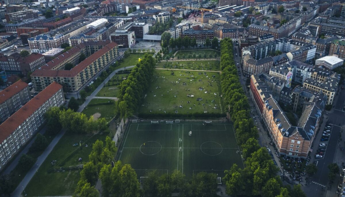 Nørrebroparken er et af mange grønne åndehuller i København. Med massiv befolkningstilvækst, nybyggerier i pipelinen og generel hastig udvikling sætter kommuneplanstrategien yderligere fokus på, at København bliver en klimavenlig by. Foto: Getty Images