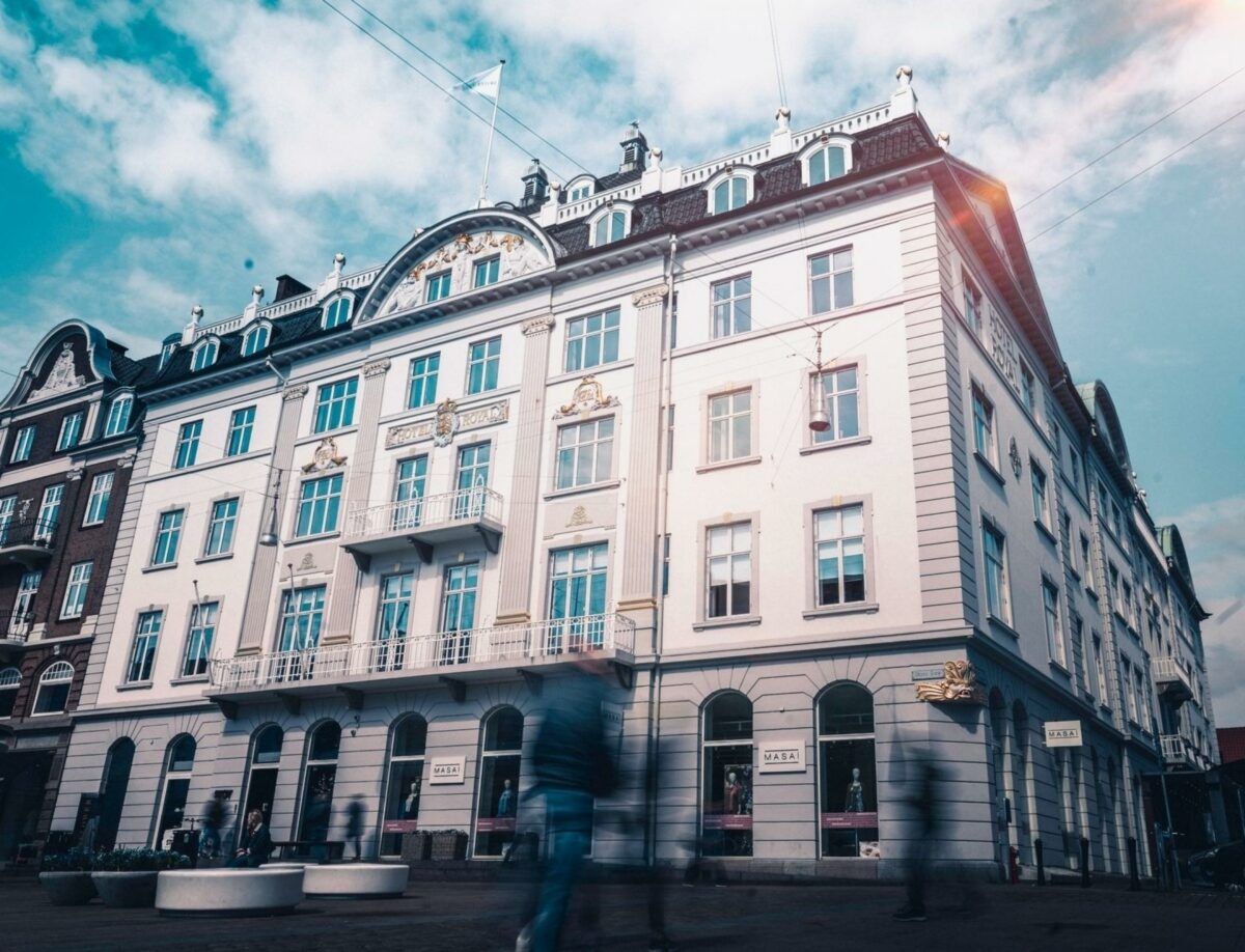 Hotel Royal har stået med udsigt over Store Torv i Aarhus i 180 år. Nu skal det opdateres i stor stil.