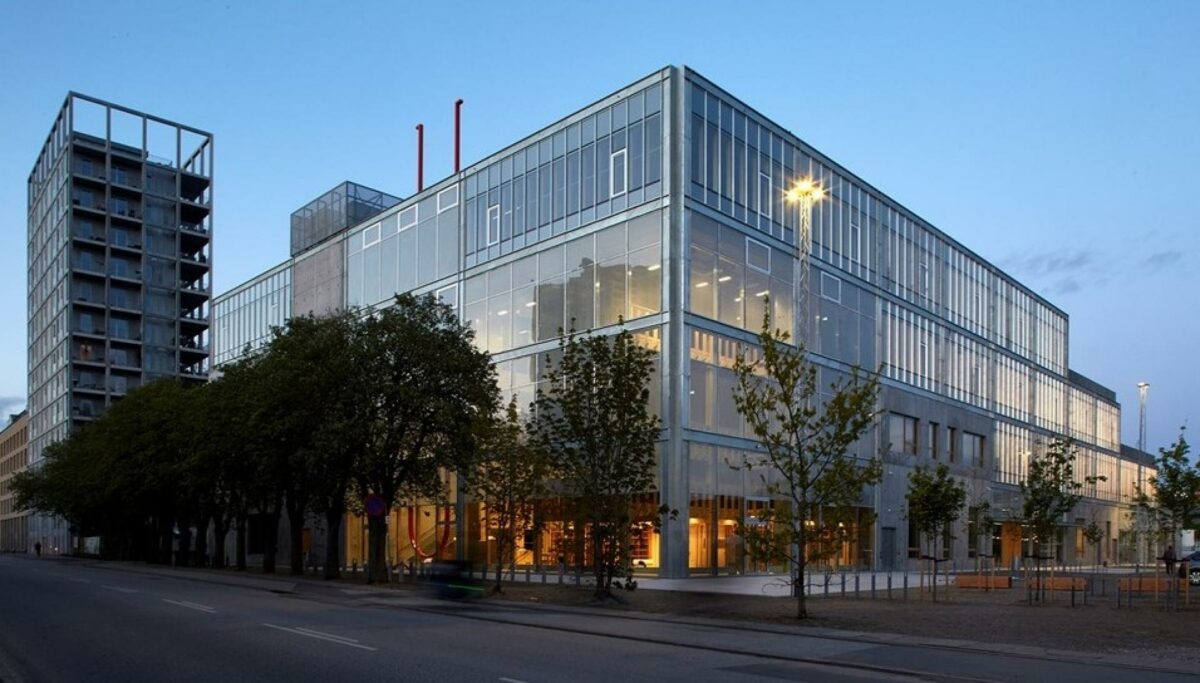 Arkitektskolen Aarhus flyttede i 2021 ind i de nybyggede lokaler kaldet New Aarch på det tidligere Godsbaneområde centralt i byen. Foto: Thomas Mølvig