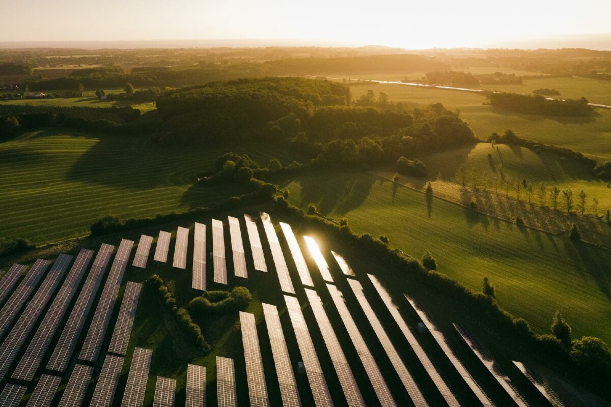 Arbejdet med solcelleparken ved Viuf nord for Kolding blev startet i august. Den forventes at stå færdig til juli.  Arkivfoto: Better Energy