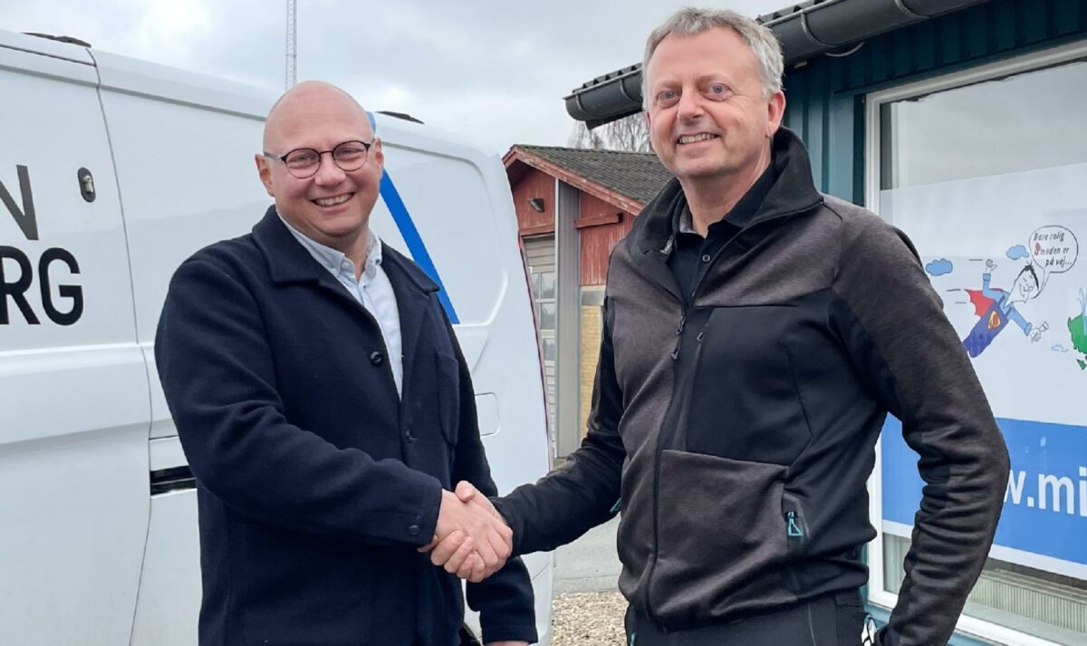 Adm. direktør og medejer af Madsen & Kastberg, Brian Kastberg (tv.) giver hånd på købet af Midtfyns VVS med den Ringe-baserede virksomhedens adm. direktør og ejer, Morten Clausen.