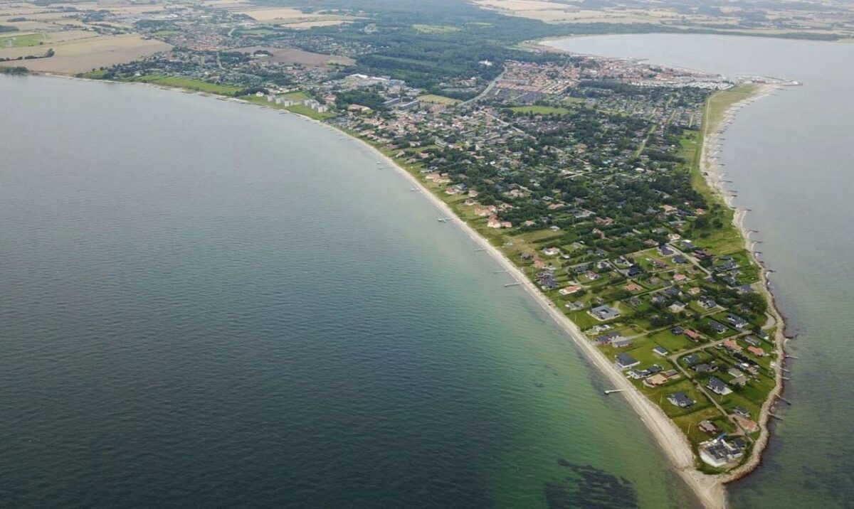 Den nye kyst- og højvandssikring ved Juelsminde kommer til at omfatte hele byen mod vandsiden. Foto: Hedensted Kommune