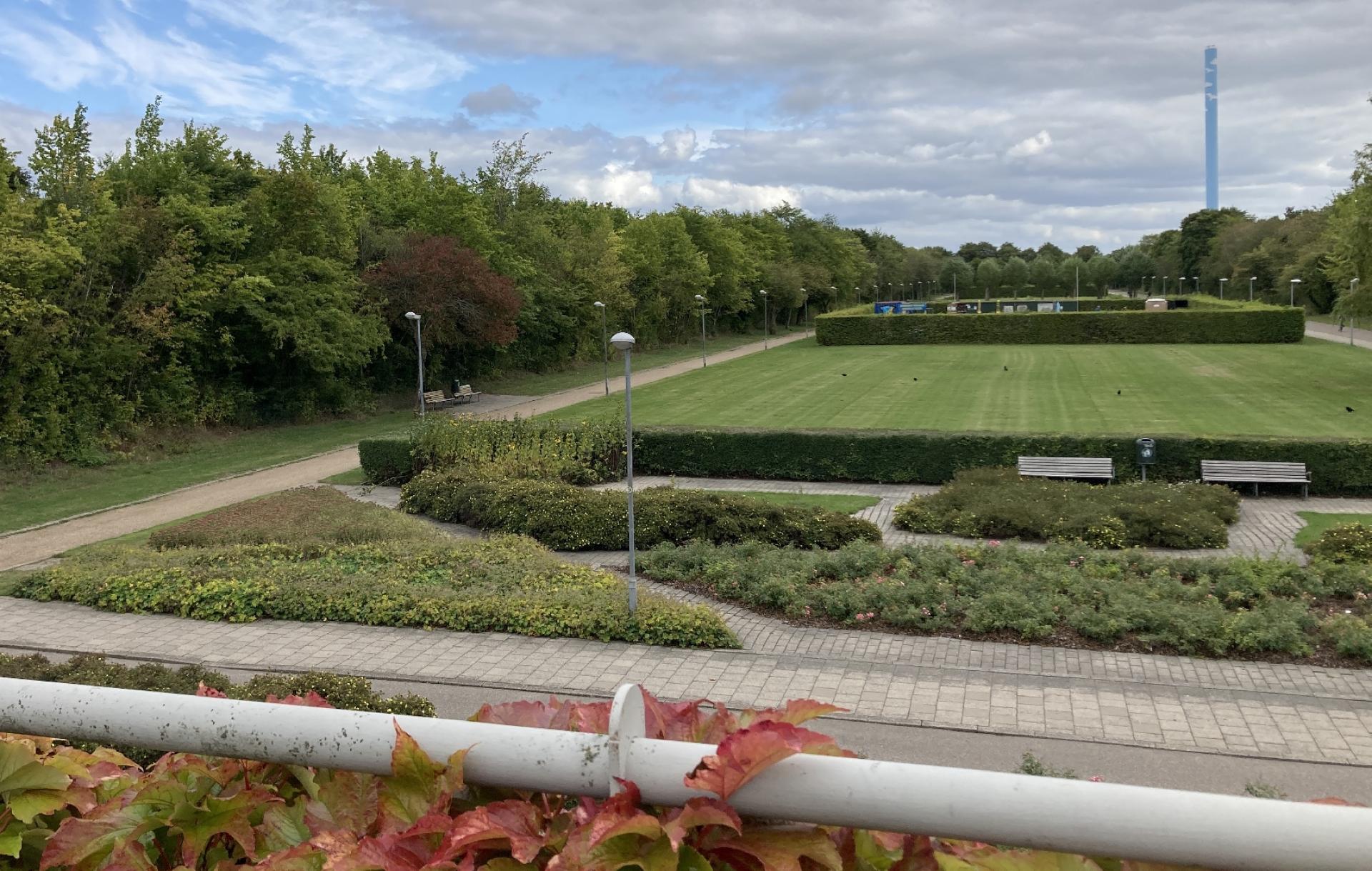 Skylinen i Brøndby Strand er for evigt forandret. Her et kig ind over Albjergparken og Tranumparken, hvor der engang stod tre højhuse med hver 60-64 lejligheder.