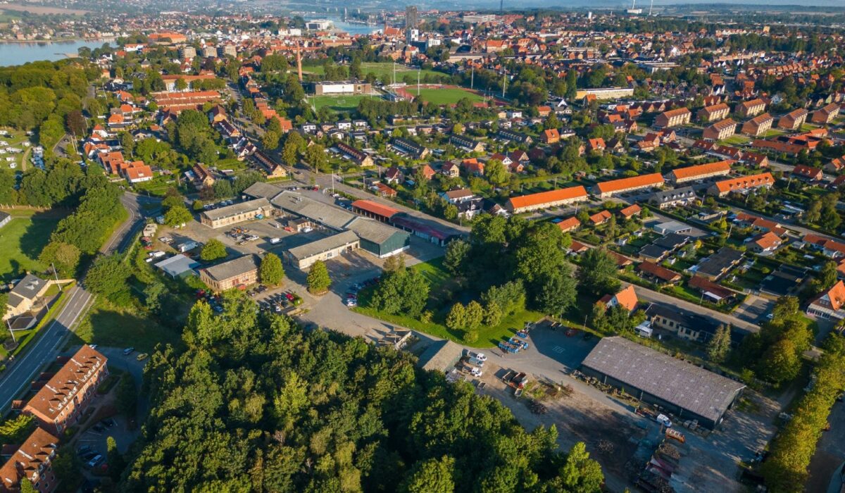 Sønderborg Kommune har besluttet, at Skovvej 2 og 4 i Sønderborg (området i forgrunden) kan udvikles til 200 kommende studieboliger. Foto: Sønderborg Kommune