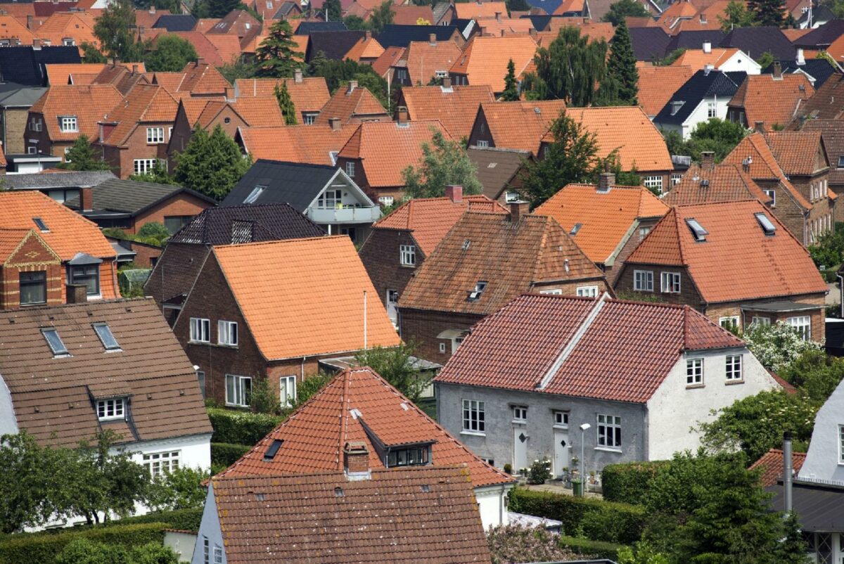 Selvom udbuddet af både huse, ejerlejligheder og sommerhuse til salg er faldet i den seneste måned, er der langt flere boliger til salg end for et år siden. Foto: Getty Images