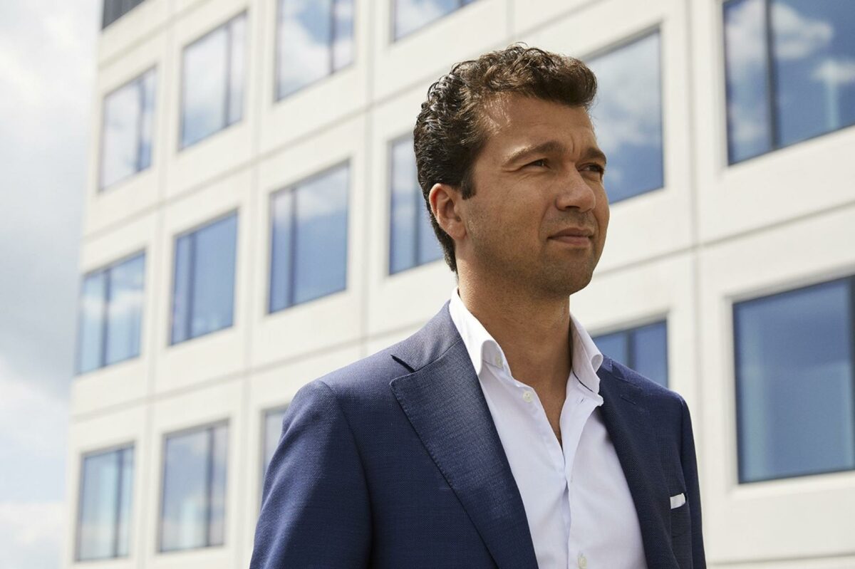 CEO i Sweco Danmark, Dariush Rezai, har set lyset i OJ Rådgivende Ingeniører og OJ Brandrådgivning. Nu lægges de to virksomheder ind under Sweco-navnet.